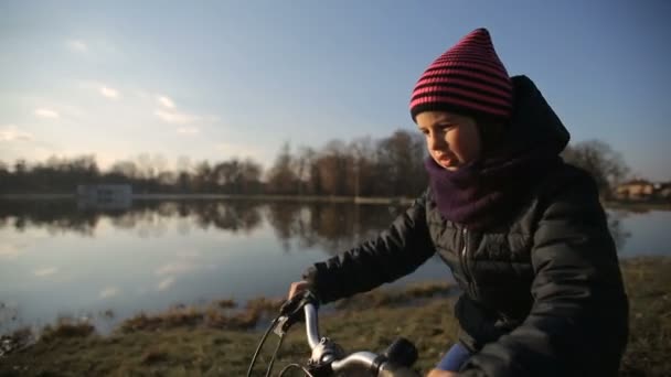 Rapariga montando a bicicleta 2 — Vídeo de Stock