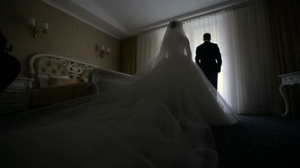 Nevěsta pochází ženich na záda — Stock video