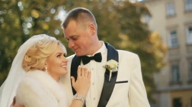 Güzel düğün çift güzel kucaklıyor