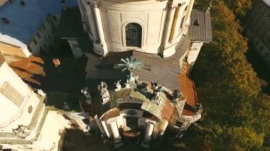 Gelin ve damat Parkta yürümek