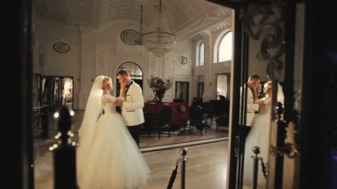 Gelin ve damat kucaklayan sarayda