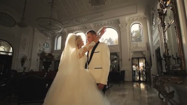 Noiva e noivo casamento palácio interior 2 — Vídeo de Stock