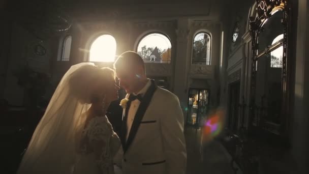 Novia y novio abraza en palacio al atardecer — Vídeo de stock