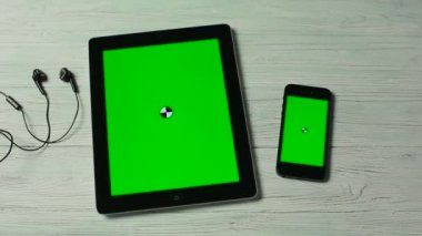 Tablet PC, Smartphon ve beyaz masa üzerinde kulaklık