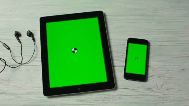 Tablet Pc, Smartphon och hörlurar på vitt bord — Stockvideo