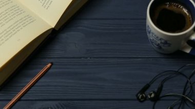 Koymak aşağı Smarthone devam koyu mavi masa