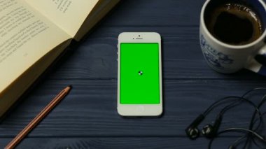 Smartphone Dokunmatik masa işyeri üzerinde hareket eder.