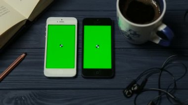 2 akıllı telefonlar üzerinde tablo çalışma alanı