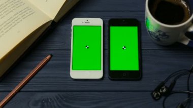 2 akıllı telefonlar üzerinde tablo çalışma alanı