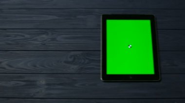 Koyu mavi masa üstünde siyah Tablet Pc