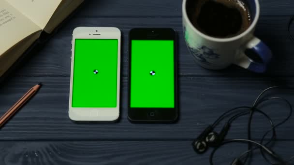 テーブル職場で 2 スマート フォン — ストック動画