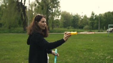 Sabun köpüğü yapan kız