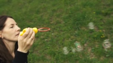 Sabun köpüğü yapan kız