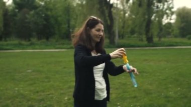 Sabun köpüğü yapan kız