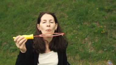 Sabun köpüğü yapan kız