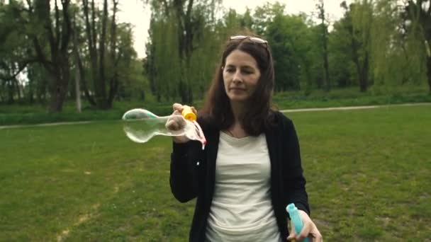 Ragazza facendo bolle di sapone — Video Stock