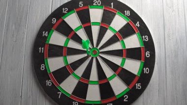 Beyaz ahşap duvar üzerinde Dart oynamaktan