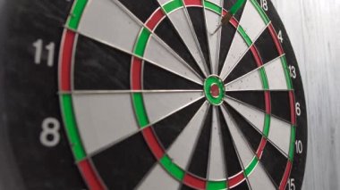 Beyaz ahşap duvar üzerinde Dart oynamaktan