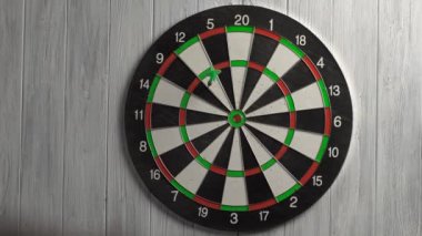Beyaz ahşap duvar üzerinde Dart oynamaktan