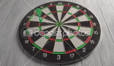 Beyaz ahşap duvar üzerinde Dart oynamaktan