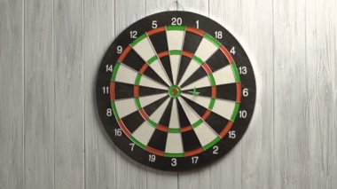 Beyaz ahşap duvar üzerinde Dart oynamaktan