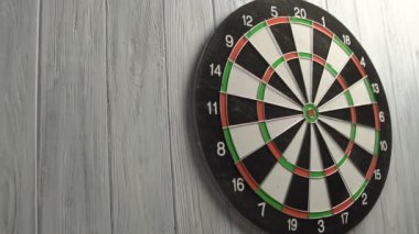 Beyaz ahşap duvar üzerinde Dart oynamaktan