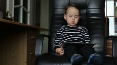 tablet pc ile küçük çocuk