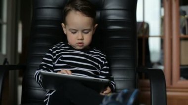 tablet pc ile küçük çocuk