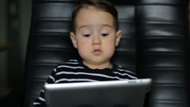 Niño pequeño con la PC tableta — Vídeos de Stock