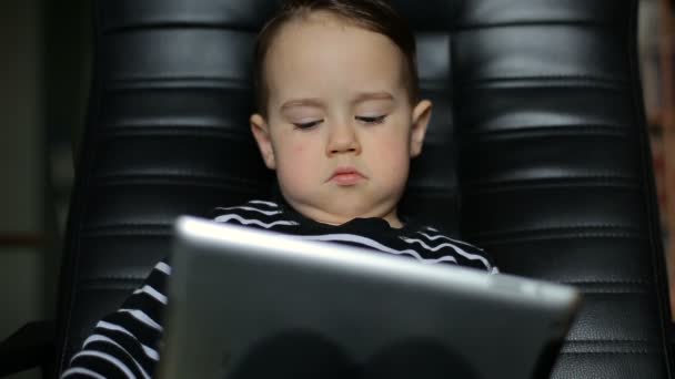 Niño pequeño con la PC tableta — Vídeos de Stock