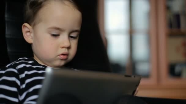 Kleine jongen met tablet pc — Stockvideo