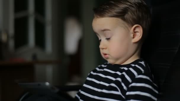 Kleiner Junge mit Tablet-PC — Stockvideo