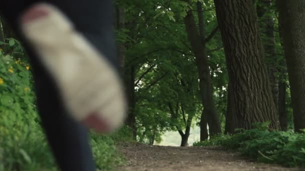 Fille Runing dans le parc 