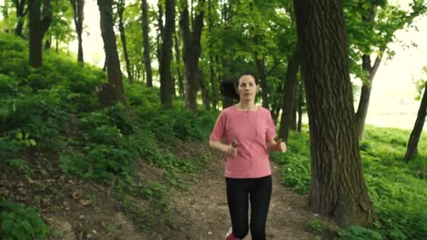 Fille Runing dans le parc — Video