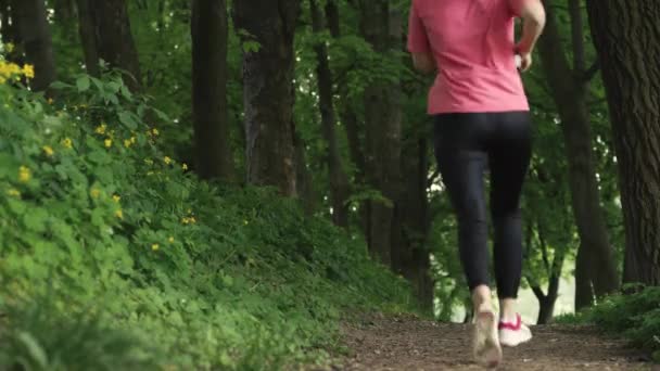 Fille Runing dans le parc 