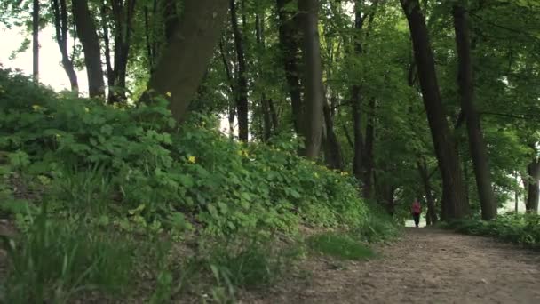 Fille Runing dans le parc 