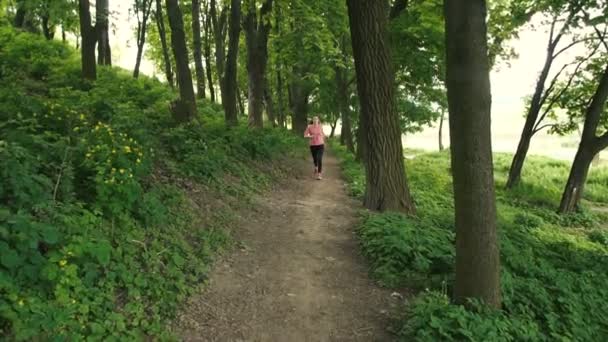 Fille Runing dans le parc 