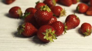 çilek beyaz masa üzerinde