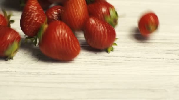 Erdbeere auf weißem Tisch — Stockvideo