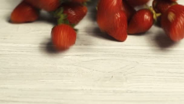 Erdbeere auf weißem Tisch — Stockvideo
