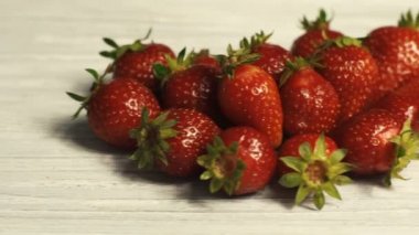 çilek beyaz masa üzerinde