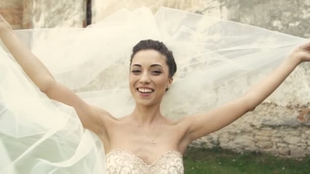 Mariage Mariée Fun avec voile sur le vent 