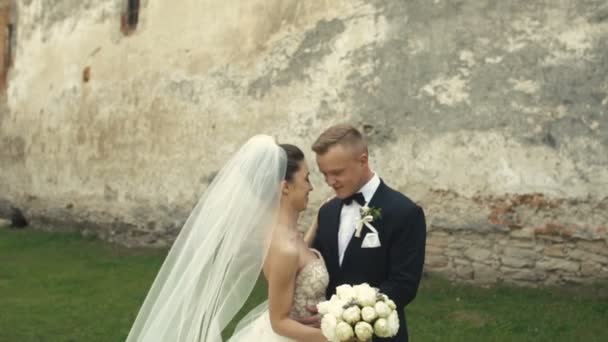 Bröllop brud brudgum promenad innan slottet — Stockvideo
