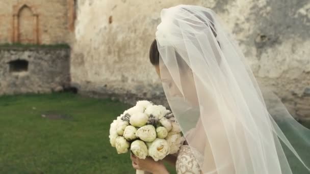 Ślubu panna młoda z bukietem — Wideo stockowe