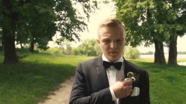 Parkta yürüyüş damat