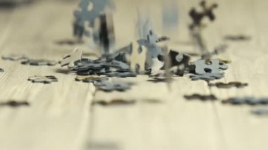 Beyaz masaya düşen bulmaca parçaları