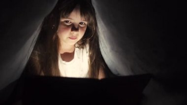 Kız kullanım tablet pc battaniyenin altında