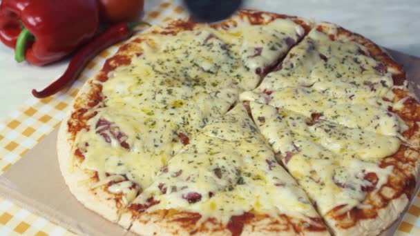 Coupe de pizza par le chef — Video