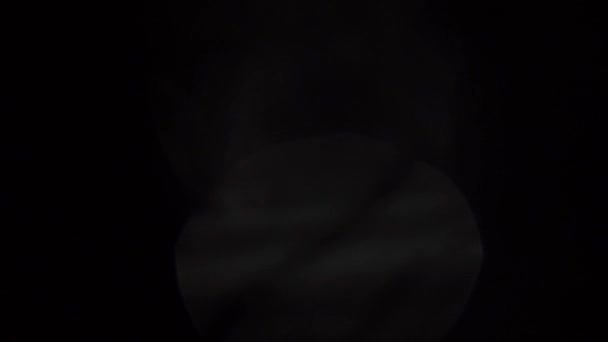 黒の背景に光が漏れ — ストック動画