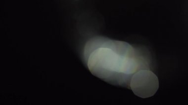 Siyah arka plan üzerinde hafif kaçakları